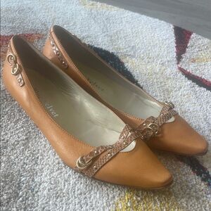 Vintage fashion forward Tan flats with Gold Details made in Italy and GORGEOUS
